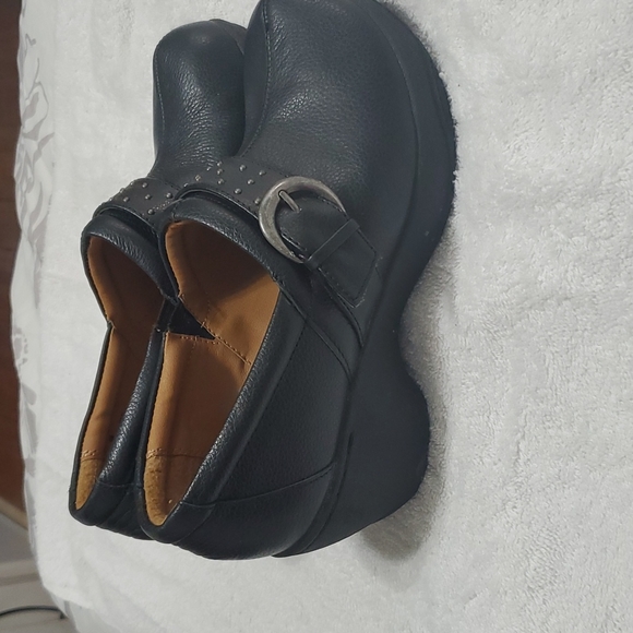 Shoe - Picture 2 of 6